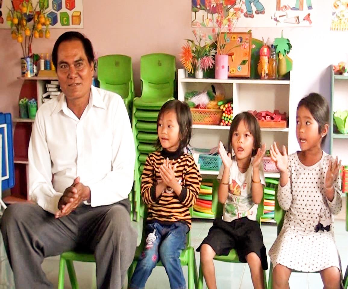 Già làng Nay Bim hiến đất xây trường học